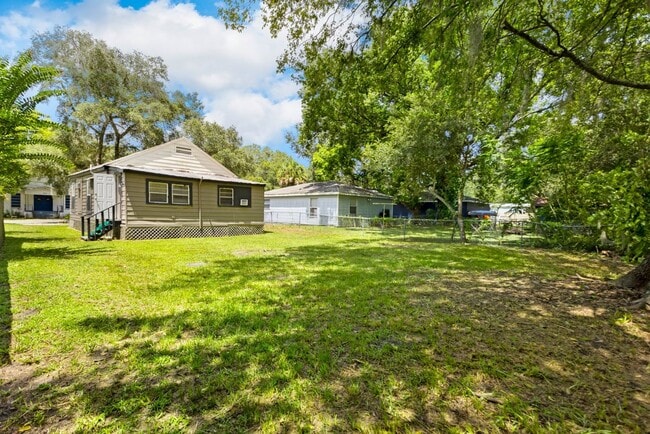 Building Photo - Spacious 3bdrm/1bath Home with large yard ...