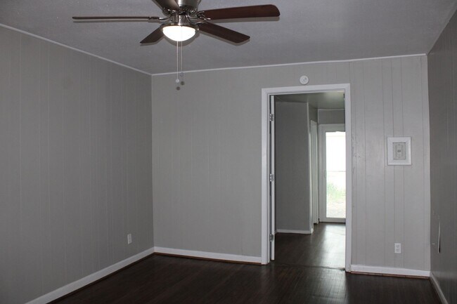 Building Photo - Over sized 2 car garage! ONE MONTH FREE FO...