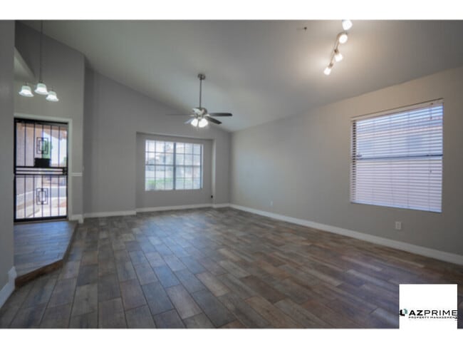 Building Photo - Beautiful 3/2 Glendale House - Spacious, S...