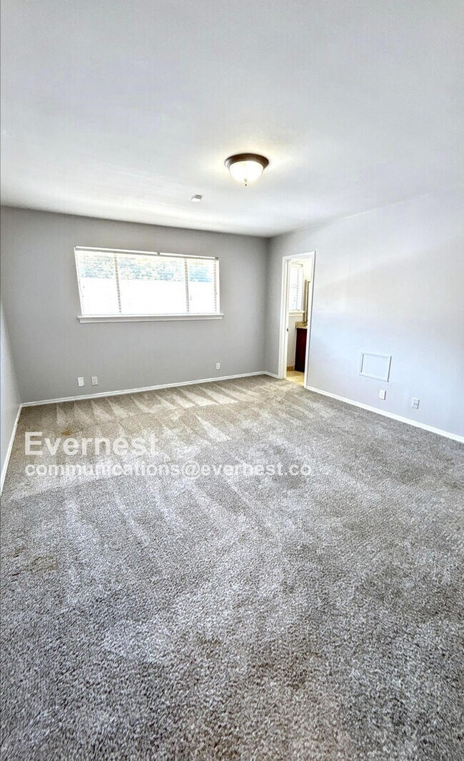 Building Photo - Lovely 2 beds, 2 bath Condo with Modern Am...