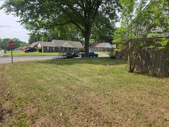 Building Photo - Gorgeous & Spacious Home Now Available