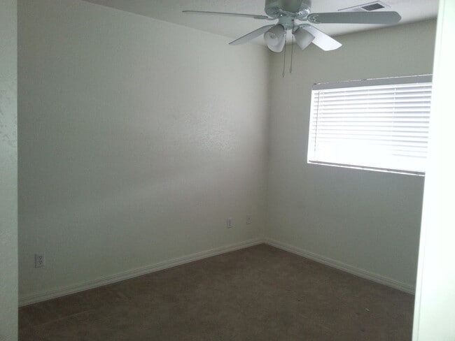 Building Photo - AVAILABLE NOW! 3 Bed/2.5 Bath in The Townh...