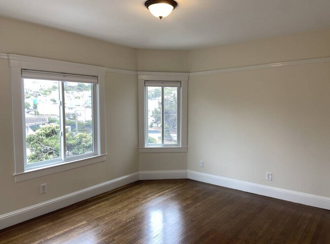 Building Photo - Top Floor Remodeled 2BD/1BA Flat Available Now!