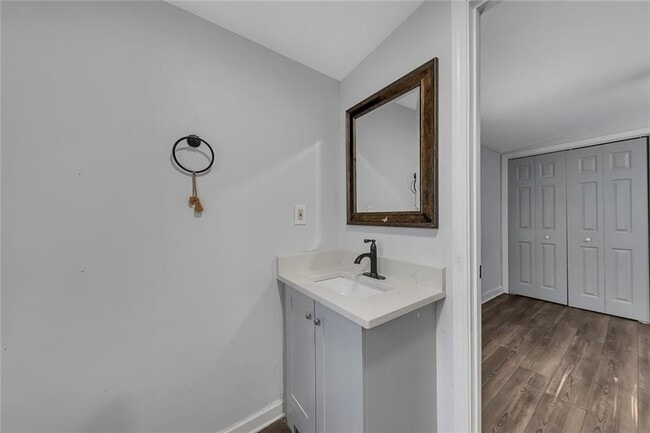 Building Photo - 845 Oak St NW