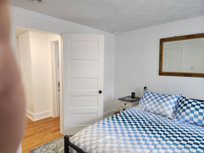 Building Photo - Remodeled 2 Story 3 Bedroom Home Located in SW Grand Rapids, MI