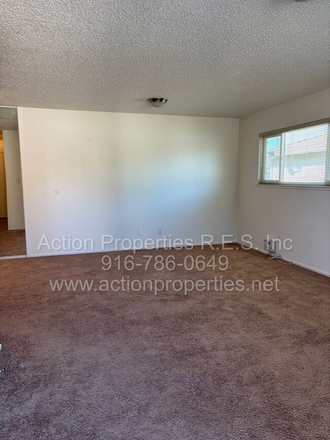 Building Photo - Roseville Condo all one level: 2 Bedroom 1 Bathroom Single Level, Large Living Room Central Heat ...