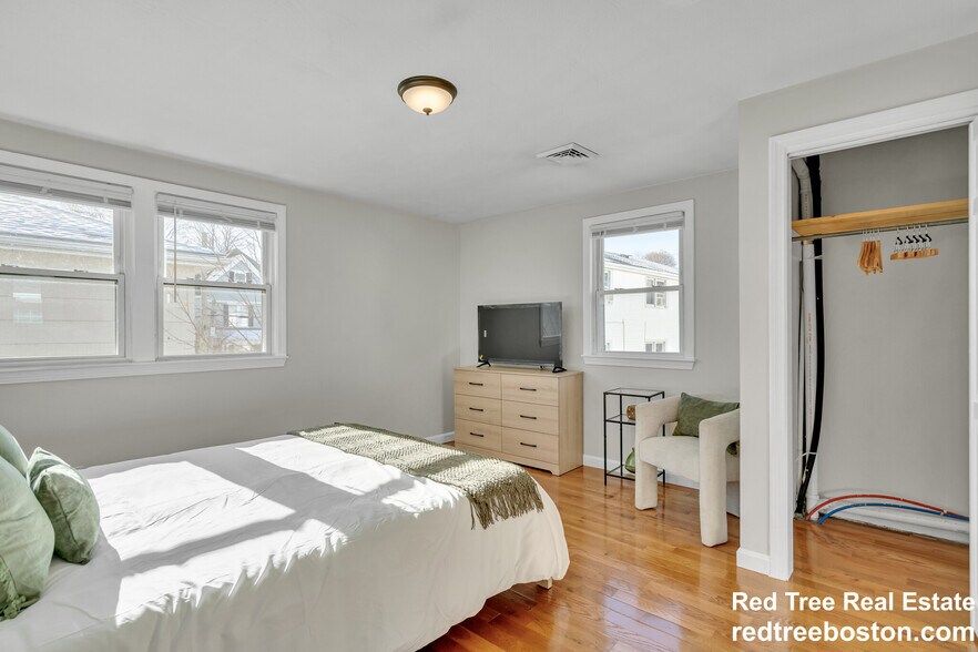 Building Photo - 74 Dunboy St