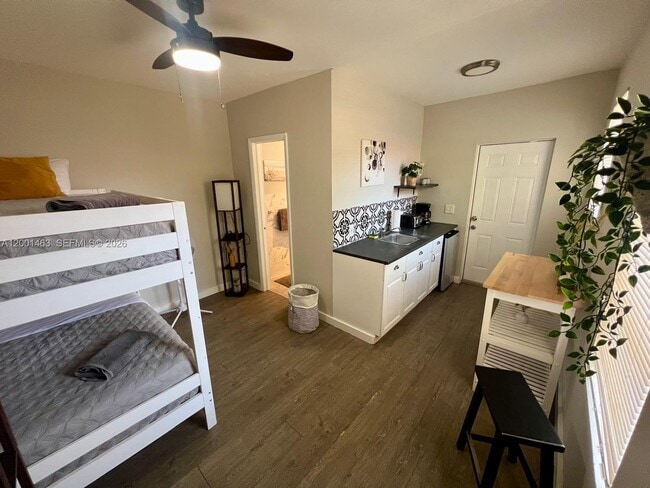 Building Photo - 2932 NW 16th Ave