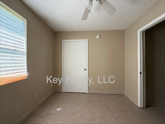 Building Photo - 413-B Hickory Street