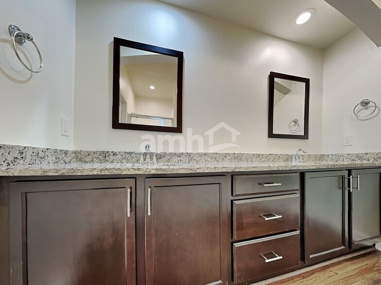 Building Photo - 2065 Tanners Mill Dr