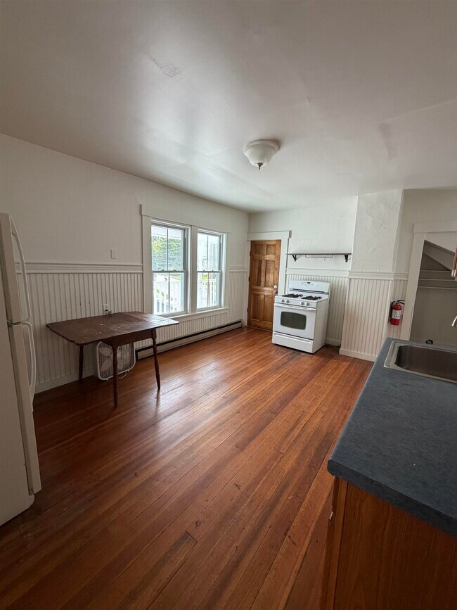 Building Photo - 110 Estey St