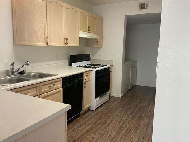 Building Photo - Lovely 3 bedroom town home with attached g...