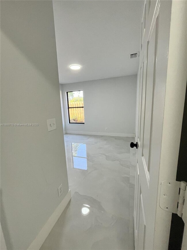 Building Photo - 1182 Raintree Ln