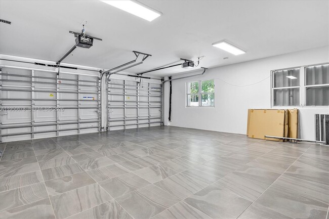 Building Photo - 21301 NE 38th Ave