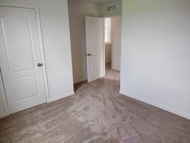 Building Photo - Beautiful 4 bedroom 2.5 Bathroom House For...