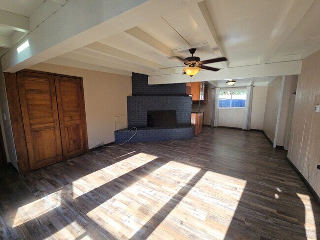 Building Photo - 4BR/2BA South Eureka Home!