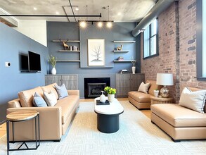 Building Photo - 817 W Washington Blvd