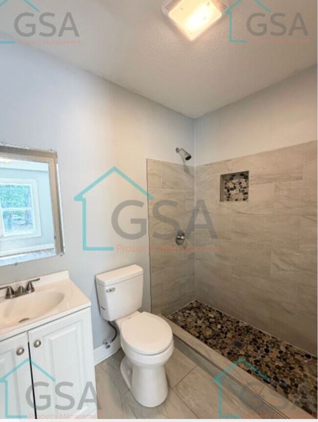 Building Photo - 2 Bedroom 2 Bath Available!