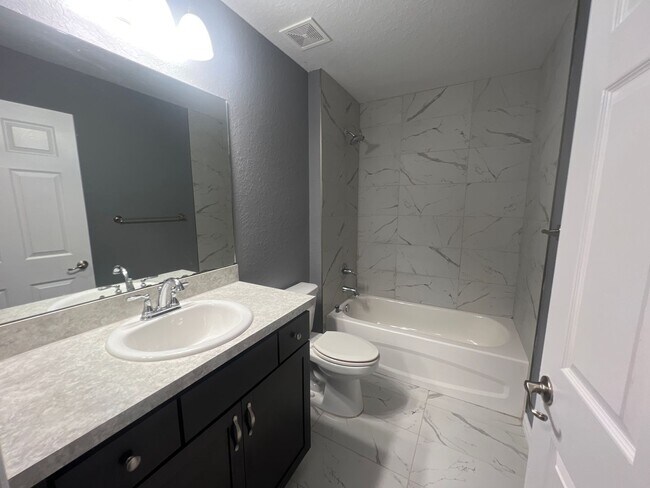 Building Photo - Custom Home - Desirable SE Ocala Neighborhood 3/2/2 **Won't Last**