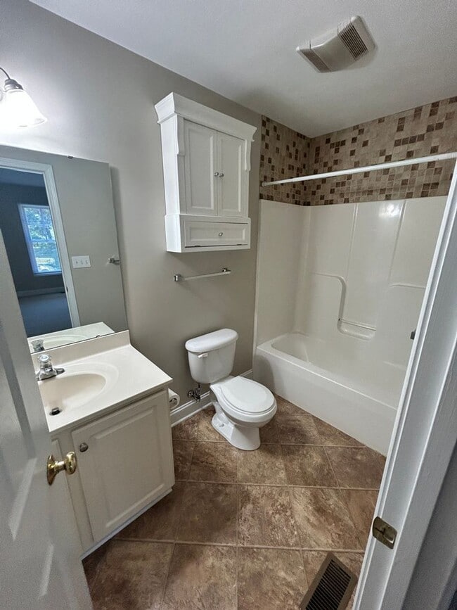 Building Photo - Like New Townhome in Old SW! Close to Cari...