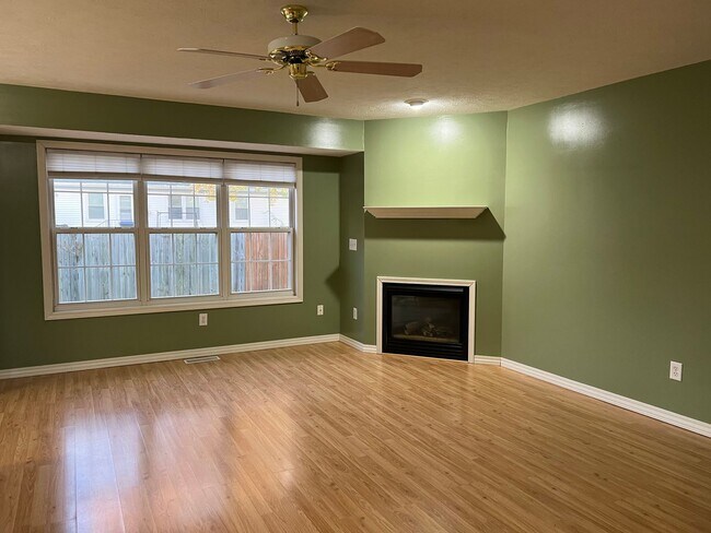 Building Photo - 1034 Doral Dr