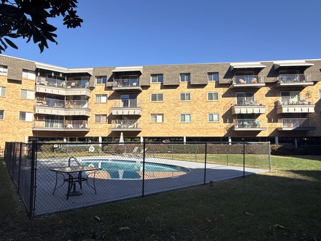 Building Photo - Come see this great condo in Myers Park in...