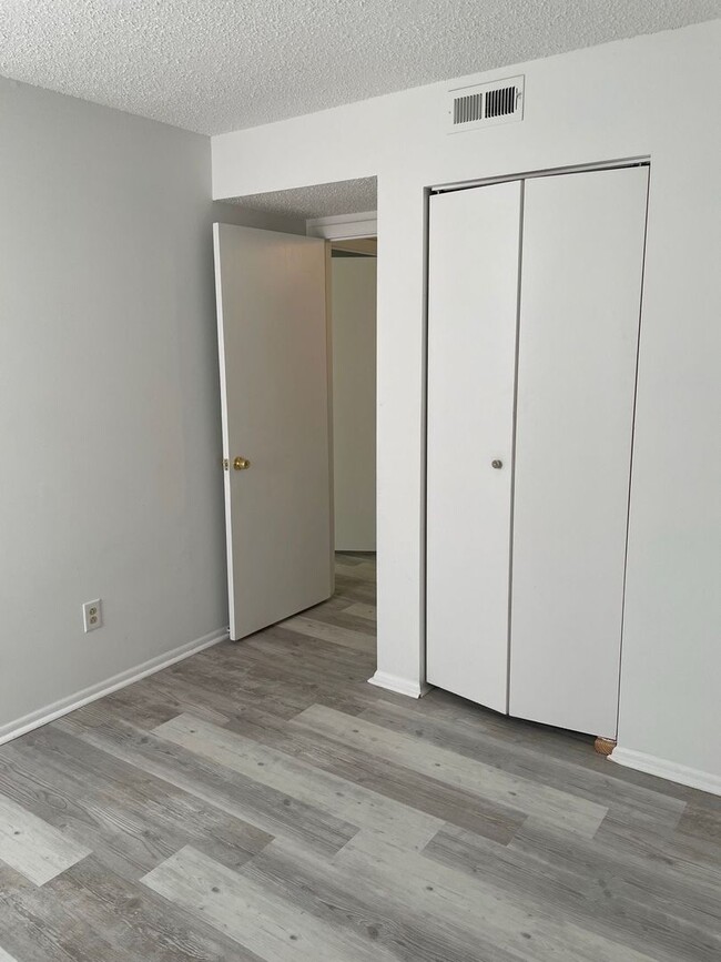 Building Photo - Rent Special Alert! Move in by 01/01 and e...