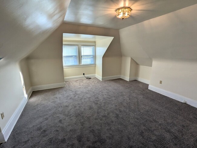 Building Photo - 3 Bedroom 1.5 Bathroom Fresh Renovation wi...