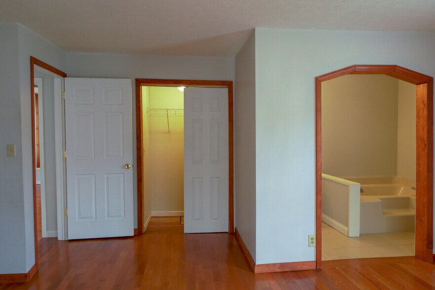 Building Photo - 105 W 5th St