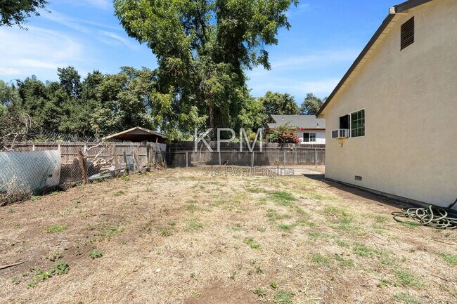 Building Photo - 527 N Lillian Ave