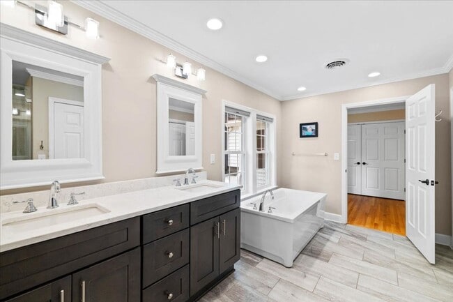 Building Photo - Spacious Home with Fenced Yard Exclusive Access to Hethwood Amenities