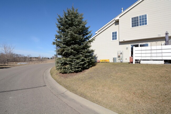 Building Photo - Gorgeous 3 bed 2 bath end-unit Waconia Tow...