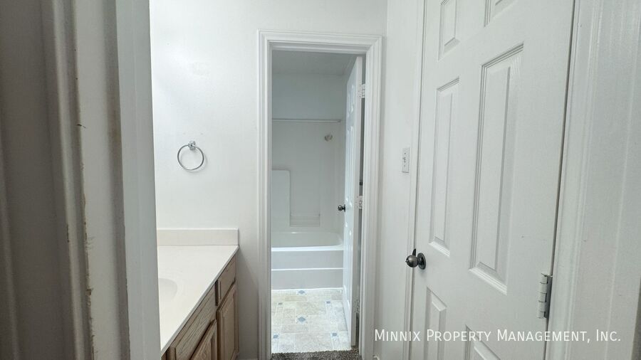 Building Photo - 525 N Iola Ave