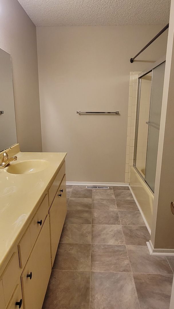 Building Photo - 4 Bed 2.5 Bath with A/C - Available Now!