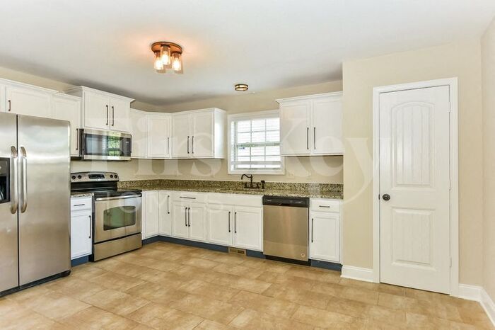 Building Photo - 758 Cavalier Dr