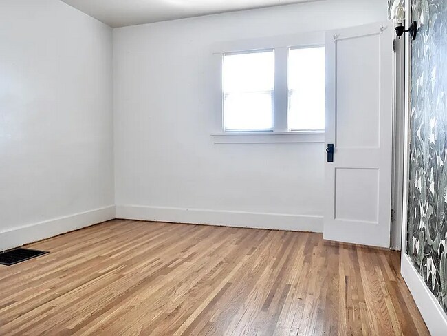 Building Photo - 2117 7th Ave