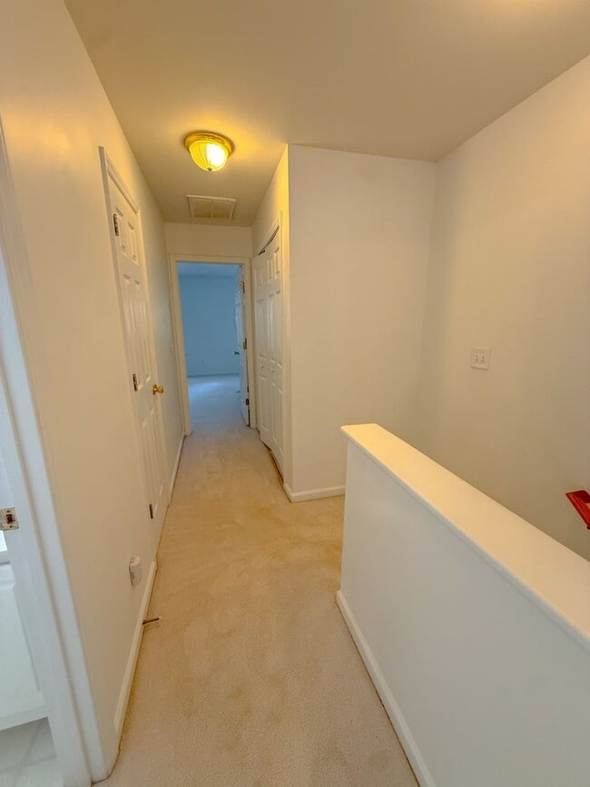 Building Photo - Spacious 2 bedroom 2.5 bath townhome