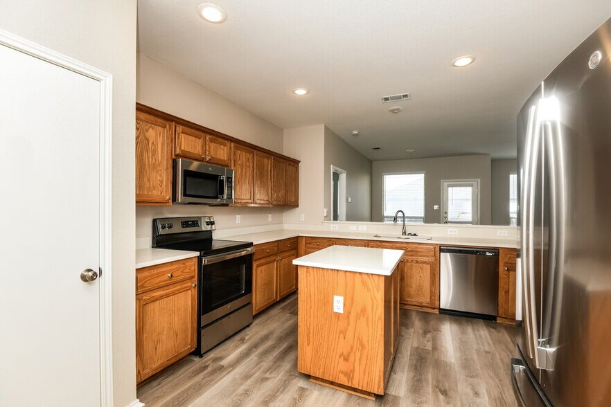 Building Photo - 9909 Amaryllis Ln