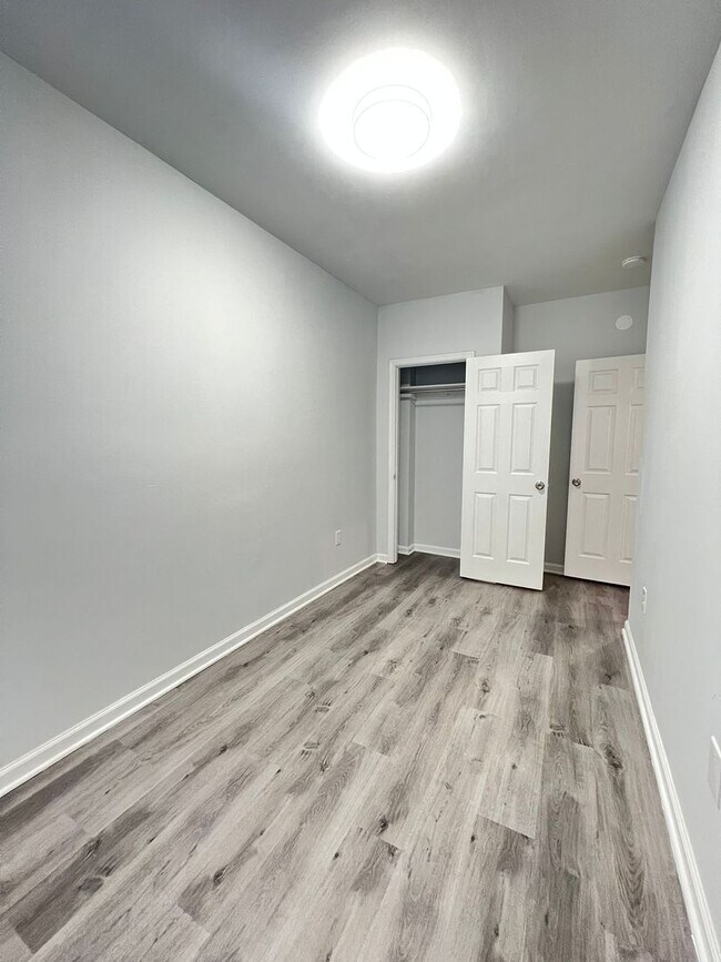 Building Photo - Remodeled Large 3bd/1 House with Rear yard!! Section 8 Welcome!!