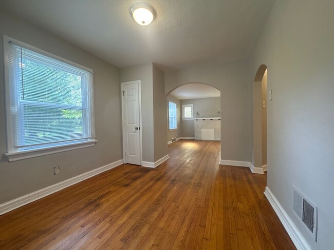 Building Photo - Updated 3 Bed 1 Bath w/Large Yard