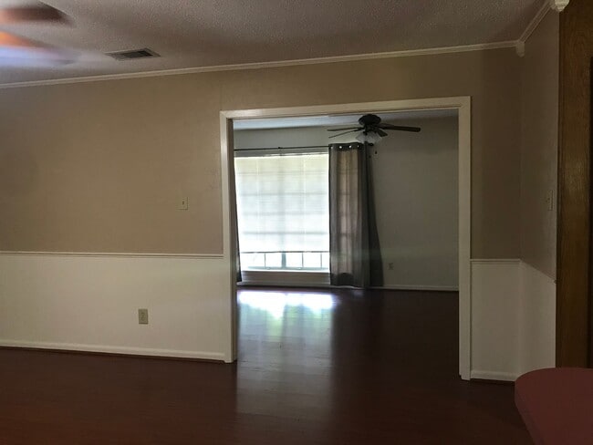 Building Photo - Close to Barksdale Air Force Base... Large yard that backs up to Park!!!