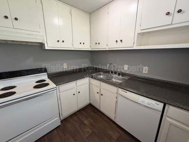 Building Photo - 1492 Waverly Way