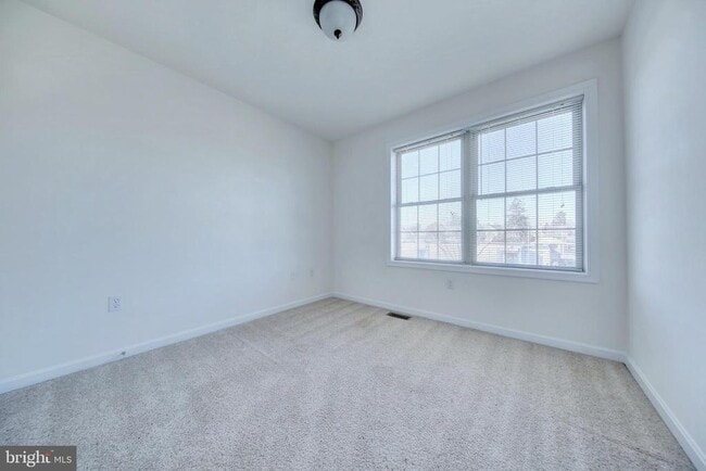 Building Photo - 689 E Walnut St