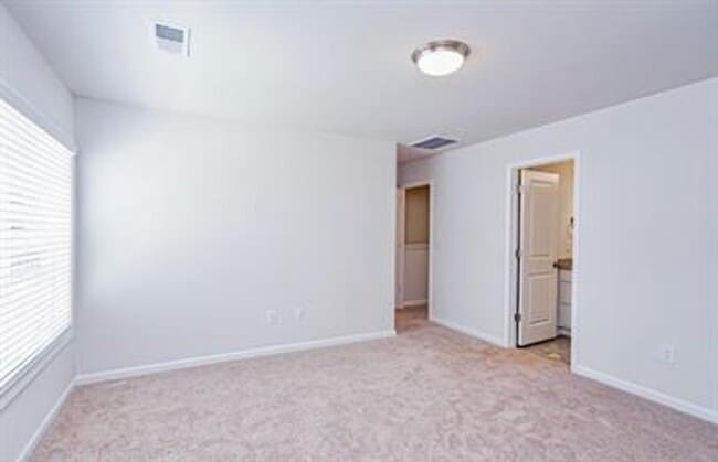 Building Photo - Spacious 3/2 Available On October 1st!