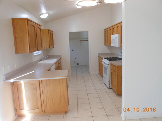 Building Photo - 14 Lola Ct