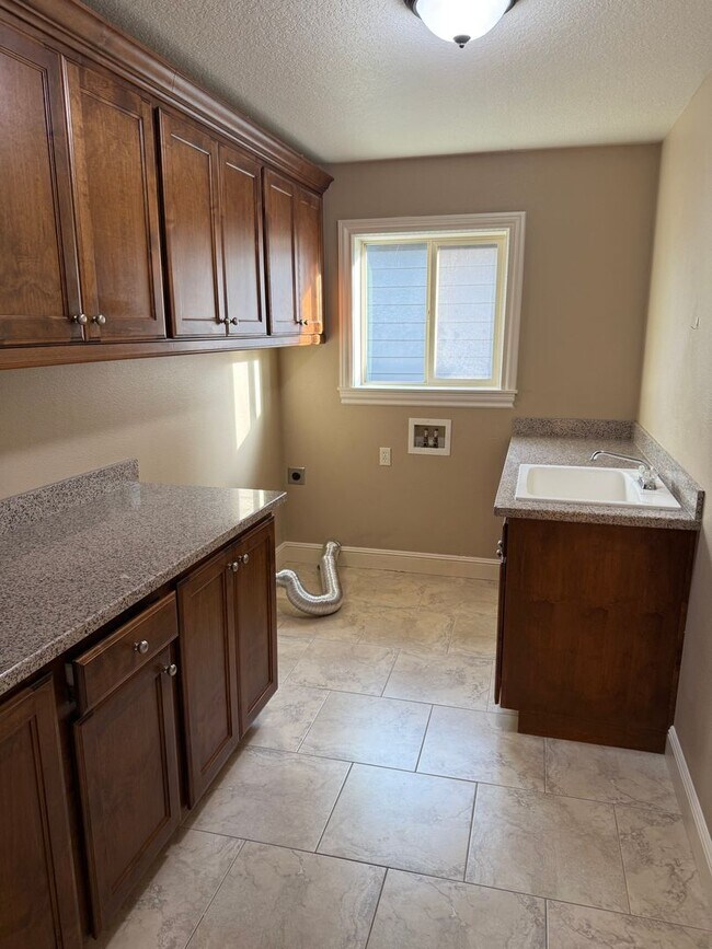 Building Photo - Goregous 5 Bedroom Home! Great Location! Vaulted Ceilings! Fenced Yard! 3- Car Garage & More!