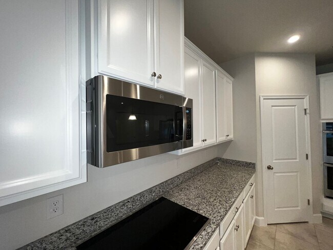 Building Photo - Stunning 5 bedroom 3 bath Winter Haven Home near Lego Land!