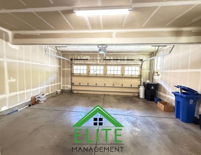 Building Photo - **Spacious and Updated Townhome in Desirab...