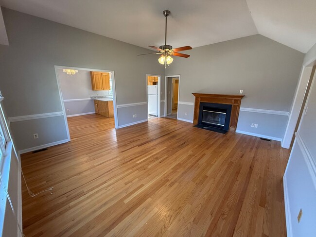 Building Photo - Beautiful Ranch style 3 Bed 2 Bath Home! Large Yard and 2 Car Garage!