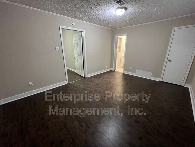 Building Photo - 424 Deerskin Dr